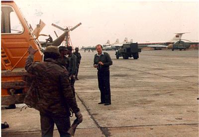 Летное поле базы ВВС в Луанде. На переднем плане автор материала. 1980 г.